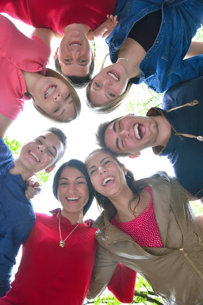 Feliz Grupo Sonriente Jóvenes Amigos Que Quedan Juntos Aire Libre —  Fotos de Stock