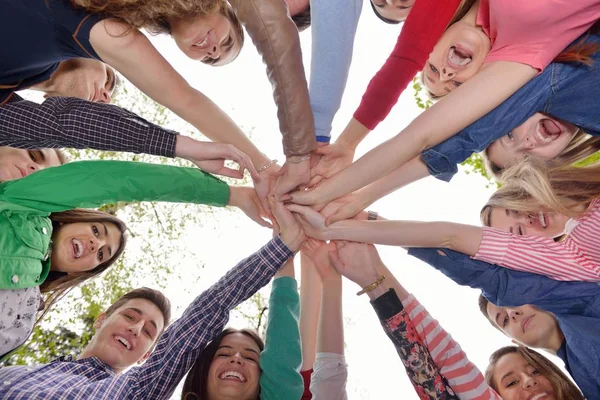 Feliz Grupo Sonriente Jóvenes Amigos Que Quedan Juntos Aire Libre —  Fotos de Stock