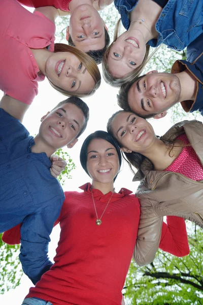 Szczęśliwa Uśmiechnięta Grupa Młodych Przyjaciół Przebywających Razem Świeżym Powietrzu Parku — Zdjęcie stockowe