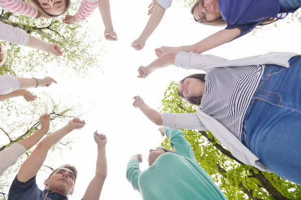 Glad Leende Grupp Unga Vänner Som Håller Ihop Utomhus Parken — Stockfoto