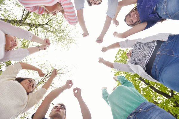 Feliz Grupo Sonriente Jóvenes Amigos Que Quedan Juntos Aire Libre —  Fotos de Stock