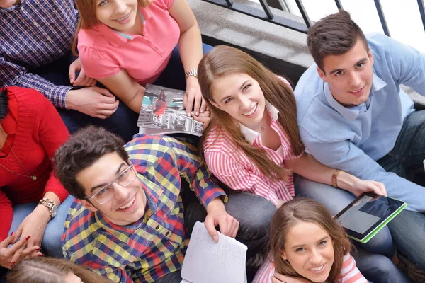 Feliz Grupo Jóvenes Adolescentes Escuela Divertirse Aprender Lecciones —  Fotos de Stock