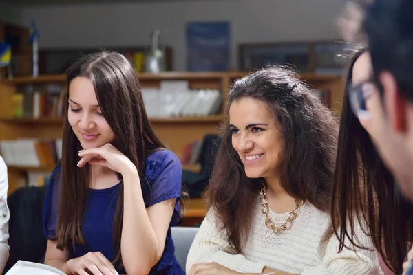 Glada Unga Tonåringar Grupp Skolan Kul Lärande Lektioner — Stockfoto