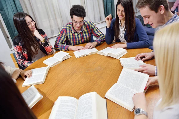 Feliz Grupo Jóvenes Adolescentes Escuela Divertirse Aprender Lecciones — Foto de Stock