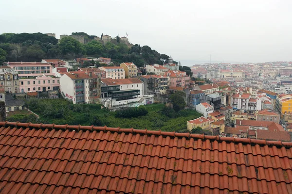 俯瞰城堡山和葡萄牙里斯本市中心 — 图库照片
