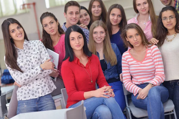 Anak Muda Yang Bahagia Kelompok Sekolah Bersenang Senang Pelajaran Belajar — Stok Foto