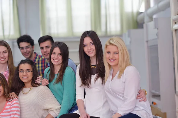 Feliz Grupo Jóvenes Adolescentes Escuela Divertirse Aprender Lecciones —  Fotos de Stock