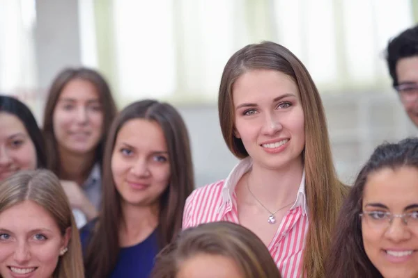 Jovens Adolescentes Felizes Grupo Escola Divertir Uma Aprendizagem Aulas — Fotografia de Stock