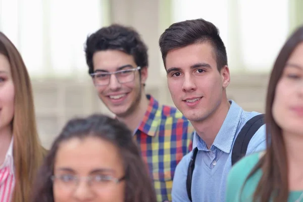 Feliz Grupo Jóvenes Adolescentes Escuela Divertirse Aprender Lecciones —  Fotos de Stock