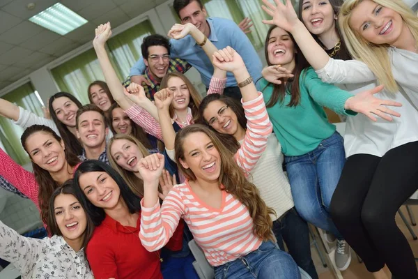 Χαρούμενη Ομάδα Νεαρών Εφήβων Στο Σχολείο Έχουν Διασκέδαση Ένα Μάθημα — Φωτογραφία Αρχείου