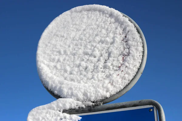Ghiaccio Coperto Neve Sul Tetto Dell Inverno — Foto Stock