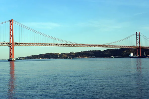 Мост Апреля Лисбон Португалия — стоковое фото