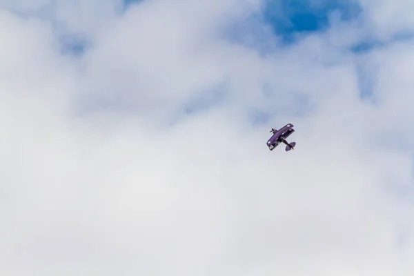Drone Πετούν Στον Ουρανό Σύννεφα — Φωτογραφία Αρχείου