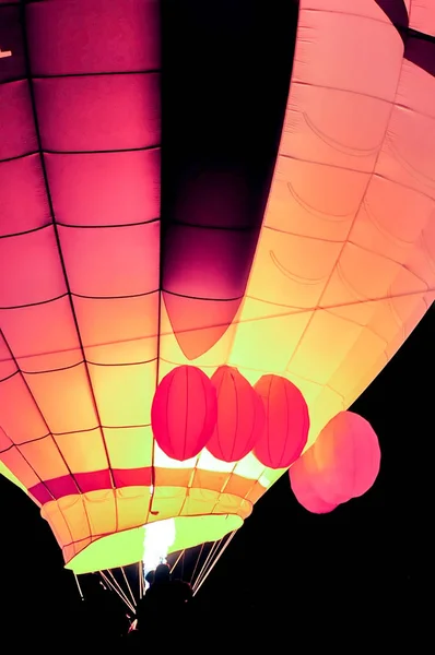 風船祭りの熱気球の中で火が空気を暖める — ストック写真