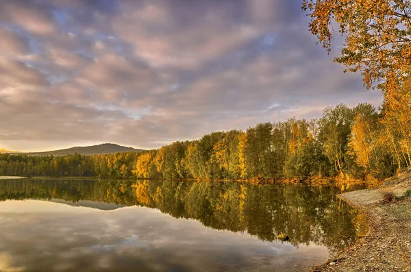 Die Herbstlichen Bäume Ufer Des Kristynasees Werden Von Der Aufgehenden — Stockfoto