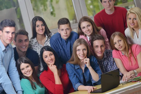 Щаслива Молода Група Підлітків Школі Отримує Задоволення Від Уроків Навчання — стокове фото
