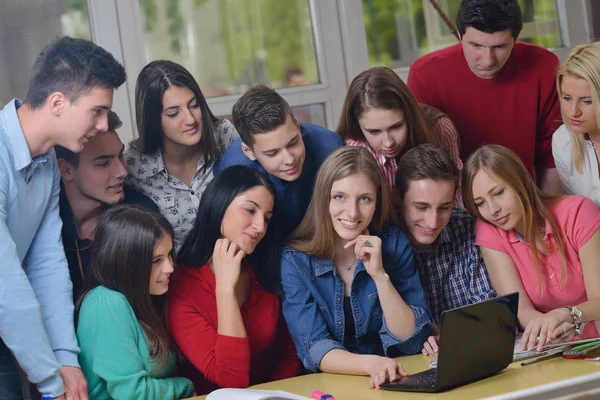 Feliz Grupo Jóvenes Adolescentes Escuela Divertirse Aprender Lecciones — Foto de Stock