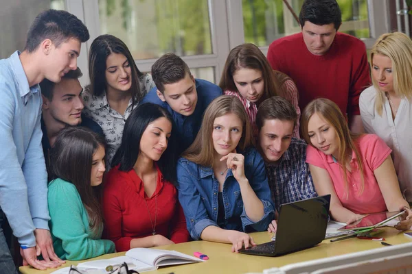 Glada Unga Tonåringar Grupp Skolan Kul Lärande Lektioner — Stockfoto