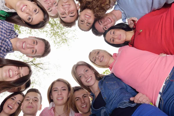 Šťastná Mladá Dospívající Skupina Škole Bavte Učit Lekce — Stock fotografie