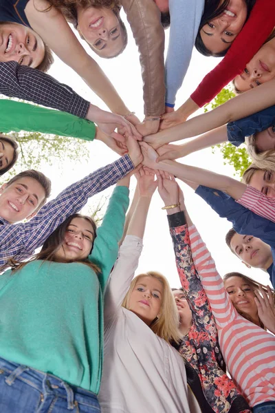 Glad Leende Grupp Unga Vänner Som Håller Ihop Utomhus Parken — Stockfoto