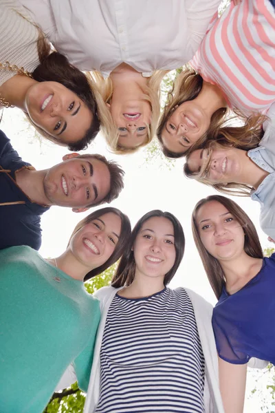 Feliz Grupo Sonriente Jóvenes Amigos Que Quedan Juntos Aire Libre —  Fotos de Stock