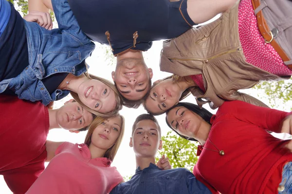 Feliz Grupo Sorridente Jovens Amigos Que Ficam Juntos Livre Parque — Fotografia de Stock