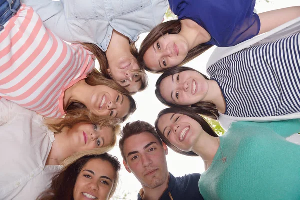 Feliz Grupo Sonriente Jóvenes Amigos Que Quedan Juntos Aire Libre —  Fotos de Stock