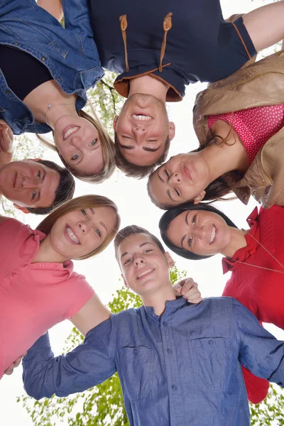 Feliz Grupo Sonriente Jóvenes Amigos Que Quedan Juntos Aire Libre —  Fotos de Stock