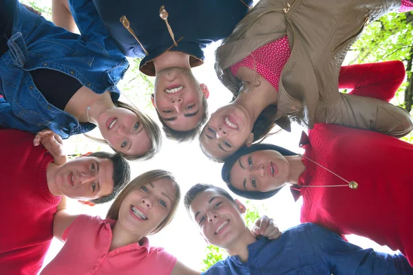 Feliz Grupo Sonriente Jóvenes Amigos Que Quedan Juntos Aire Libre —  Fotos de Stock