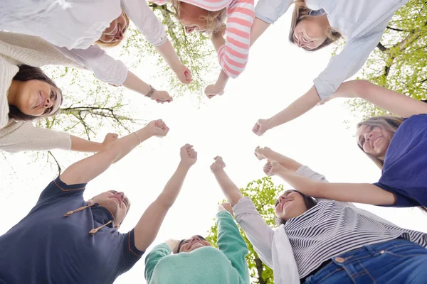 Glad Leende Grupp Unga Vänner Som Håller Ihop Utomhus Parken — Stockfoto