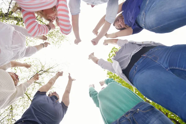 Glad Leende Grupp Unga Vänner Som Håller Ihop Utomhus Parken — Stockfoto