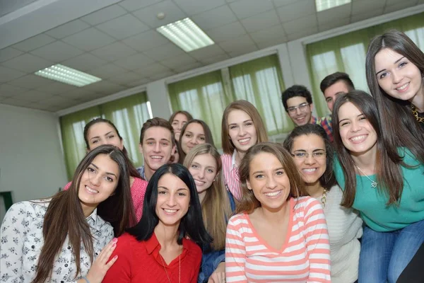 청소년들 학교에서 재미있는 수업을 받는다 — 스톡 사진
