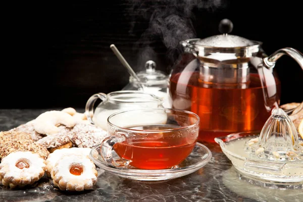 Heißer Dampfender Tee Mit Weihnachtsgebäck — Stockfoto