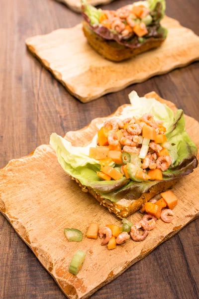 Brötchen Mit Krabben Und Salat Aus Sellerie Und Papaya — Stockfoto