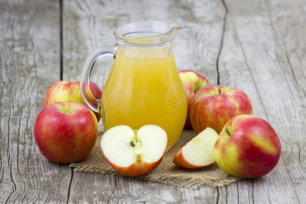 リンゴジュースとリンゴの木の背景 — ストック写真