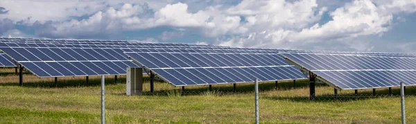 Painéis Solares Grama Verde Com Céu Azul Energia Renovável — Fotografia de Stock