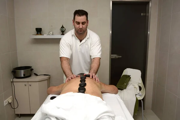 Massaggio Medico Centro Benessere Buk Massaggio Con Pietre Laviche Senior — Foto Stock