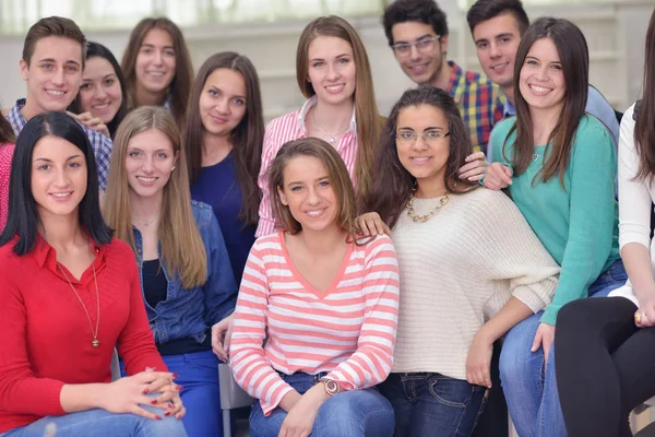 Felice Gruppo Giovani Adolescenti Scuola Divertirsi Lezioni Apprendimento — Foto Stock