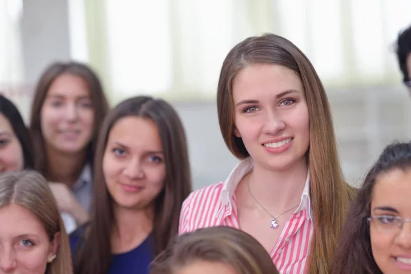 Feliz Grupo Jóvenes Adolescentes Escuela Divertirse Aprender Lecciones — Foto de Stock