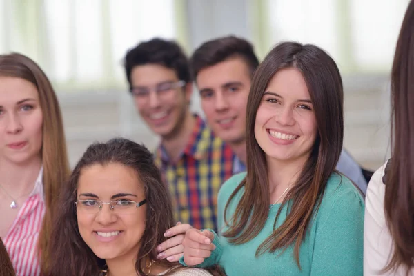 Щаслива Молода Група Підлітків Школі Отримує Задоволення Від Уроків Навчання — стокове фото