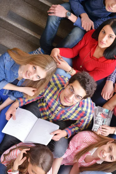 Feliz Grupo Jóvenes Adolescentes Escuela Divertirse Aprender Lecciones — Foto de Stock