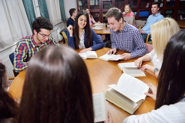 Feliz Grupo Jóvenes Adolescentes Escuela Divertirse Aprender Lecciones — Foto de Stock