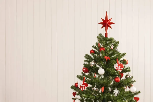 Detalle Hermoso Árbol Navidad Contra Una Pared Madera Para Copiar — Foto de Stock