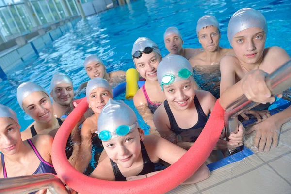Groep Gelukkige Kinderen Kinderen Bij Zwembad Klasse Leren Zwemmen — Stockfoto