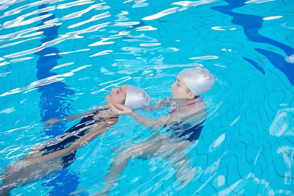 Havuzda Yüzme Okulunda Yardım Kurtarma Operasyonu — Stok fotoğraf