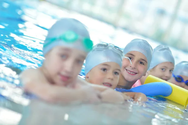 Grupa Szczęśliwych Dzieci Klasie Basenu Nauka Pływania — Zdjęcie stockowe
