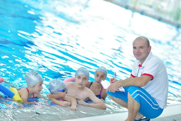 Grupa Szczęśliwych Dzieci Klasie Basenu Nauka Pływania — Zdjęcie stockowe