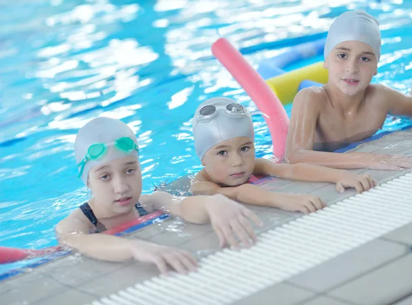 Gruppe Glücklicher Kinder Beim Schwimmunterricht Schwimmbad — Stockfoto