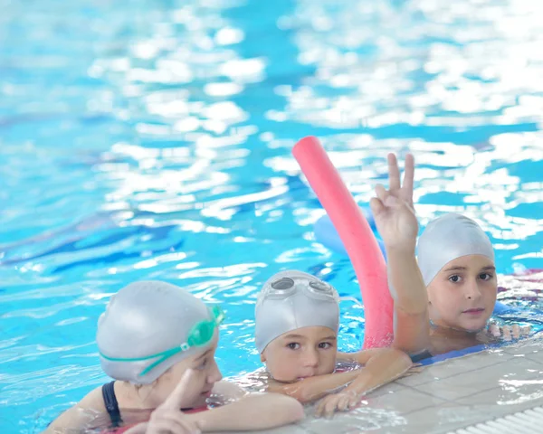 Grupo Crianças Felizes Aula Piscina Aprendendo Nadar — Fotografia de Stock