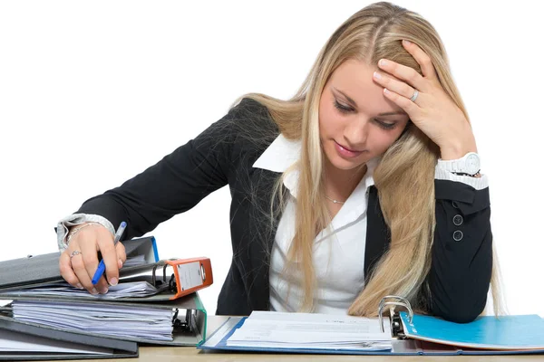 Gestresste Junge Frau Schaut Ihre Unterlagen — Stockfoto